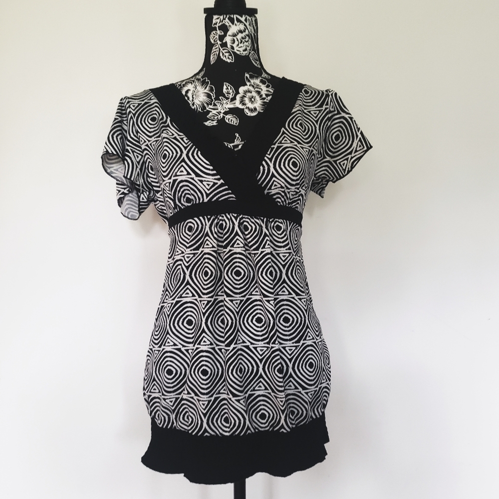 Lster Black & White Geometrical Tunic
